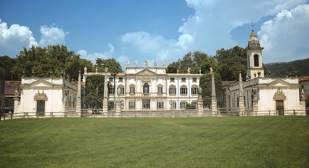 Villa Mosconi Bertani: where Amarone was born by mistake