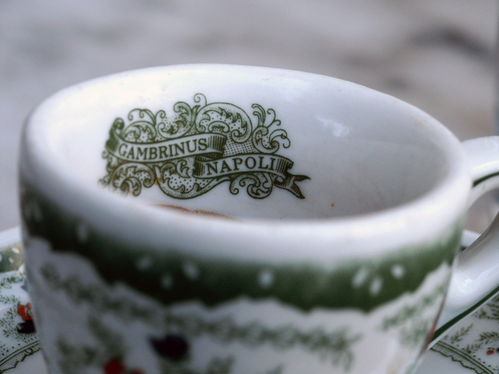 Naples: visit the city following the scent of the suspended coffee